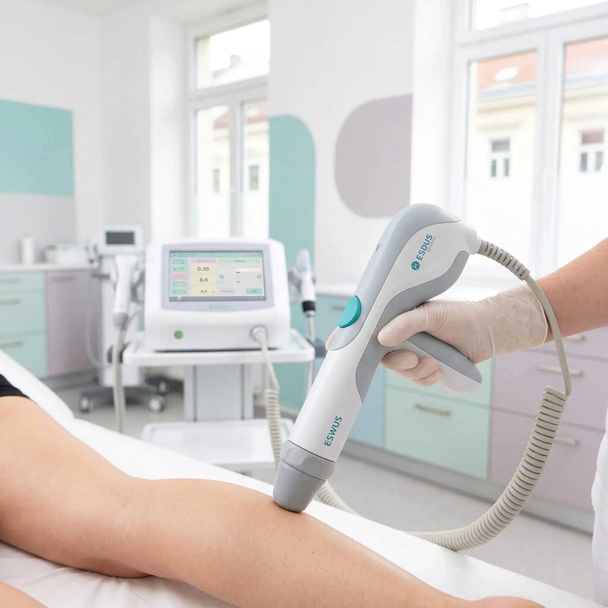 Modernes Stoßwellentherapie-Gerät in einem hellen, medizinischen Behandlungsraum